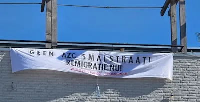 Extreemrechtse groep hangt spandoek tegen jeugd-AZC in Helmond op