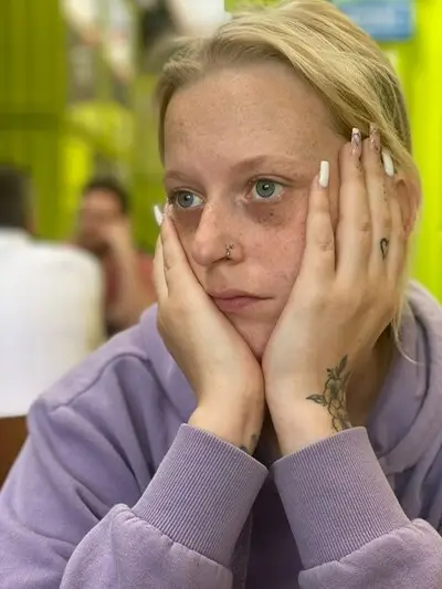 Fay (26) droomt van een normaal leven, maar haar ziekte houdt haar thuis: ‘Ik hou hoop’