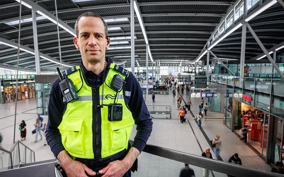 NS wil wapenstok voor spoorboa’s: ’Confronterend dat dit nodig is’