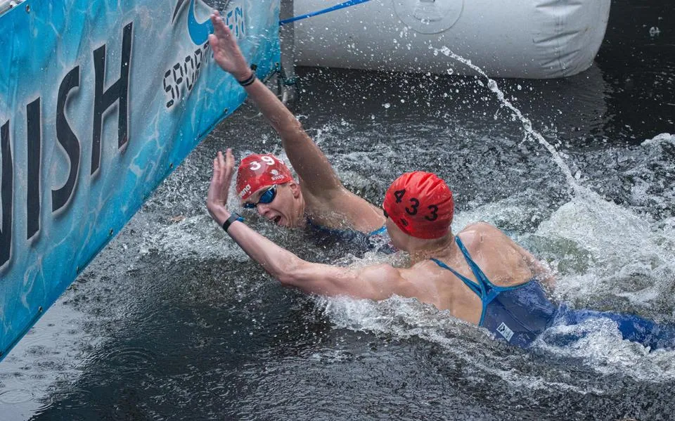 Tieme Wiersma uit Drachten pakt in Zeeuws water de Nederlandse titel op 10 kilometer openwaterzwemmen