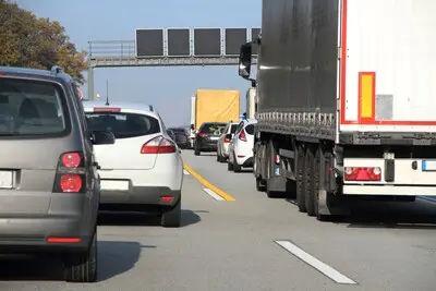 Grote file door dichte rijstrook op A58 tussen Moergestel en Eindhoven
