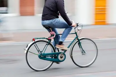 Man fietst midden in de nacht over Bredaseweg in Tilburg, politie plukt hem van de weg: ‘Levensgevaarlijk’