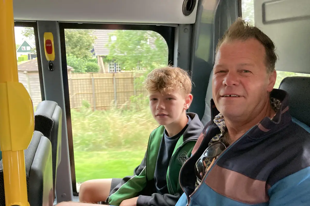 De PC-bus rijdt Sjûkelângangers uit alle windstreken naar kaatsmekka Franeker. Zelfs koningen en cracks stappen in