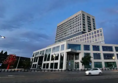 Tilburger (67) ramt auto’s, zoekt adres burgemeesters en parkeert graafmachine tegen BMW: ‘Ik ben absoluut niet verward’