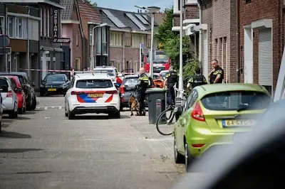Politie omsingelt woning in Tilburg, commotie op straat