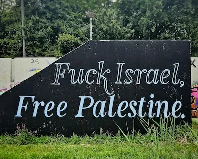 Eindhovense kunstenaar trotseert politie: graffiti met ‘Fuck Israël’ teruggezet