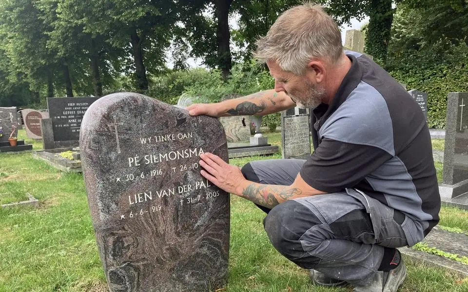 Johan uit Hichtum knapt grafstenen op. ‘Ik kwam erachter dat dit werk mij goed ligt’