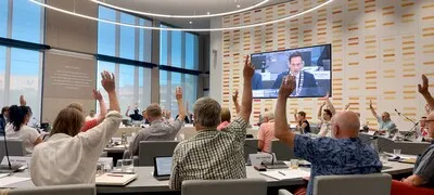 Protestgeluid buiten heeft geen invloed op stemming binnen: Helmond blijft bij azc