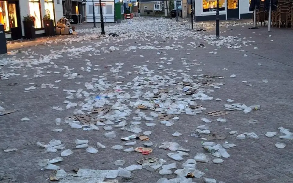 IJssalon Grou niet blij met bierdrinkers in winkel. ‘Respect is ver te zoeken’