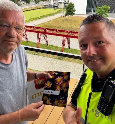 Man wordt na uren uit kanaal in Helmond gehaald: alerte buurtbewoner blijkt zijn redding