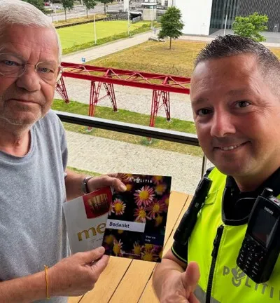 Man wordt na uren uit kanaal in Helmond gered: alerte buurtbewoner blijkt zijn redding