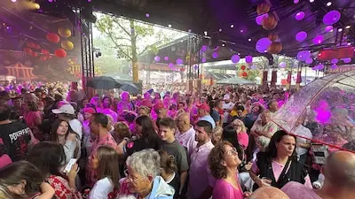 LIVE Roze Maandag | Zware regenbui trekt weg, maar het is wel code geel in roze gekleurd Tilburg