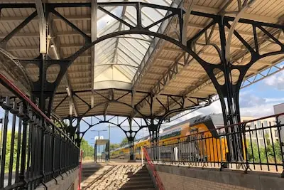 Perronkap in Geldrop krijgt historische kleuren terug: station twee periodes dicht