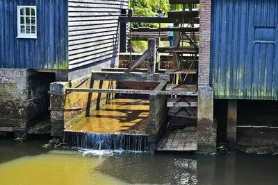 Nieuwe sluisdeuren zorgen voor laag water in de Dommel