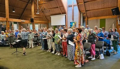 Zingen zonder gêne: badkamerzangers en koorveteranen samen in het ZomerVakantiekoor