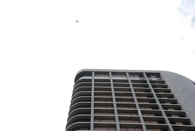 Bakje van glazenwasser bungelt op hoogte naast bekende woontoren in Eindhoven