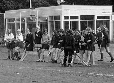 Even uitrusten bij hockeytoernooi van HUAC: Wie kent deze dames?