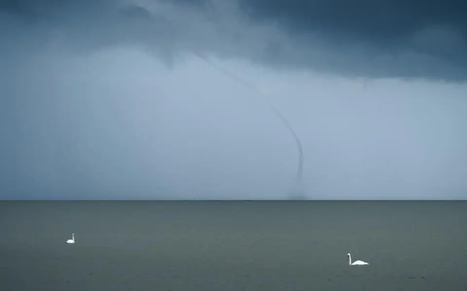Spektakel op het IJsselmeer: natuurfotograaf spot waterhoos bij Hindeloopen