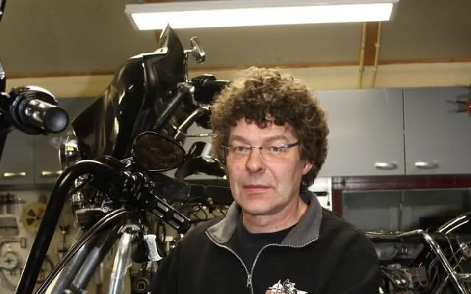 Grasbaanlegende en Harley-fluisteraar Tjalle (73) uit Exmorra ging altijd zijn eigen weg