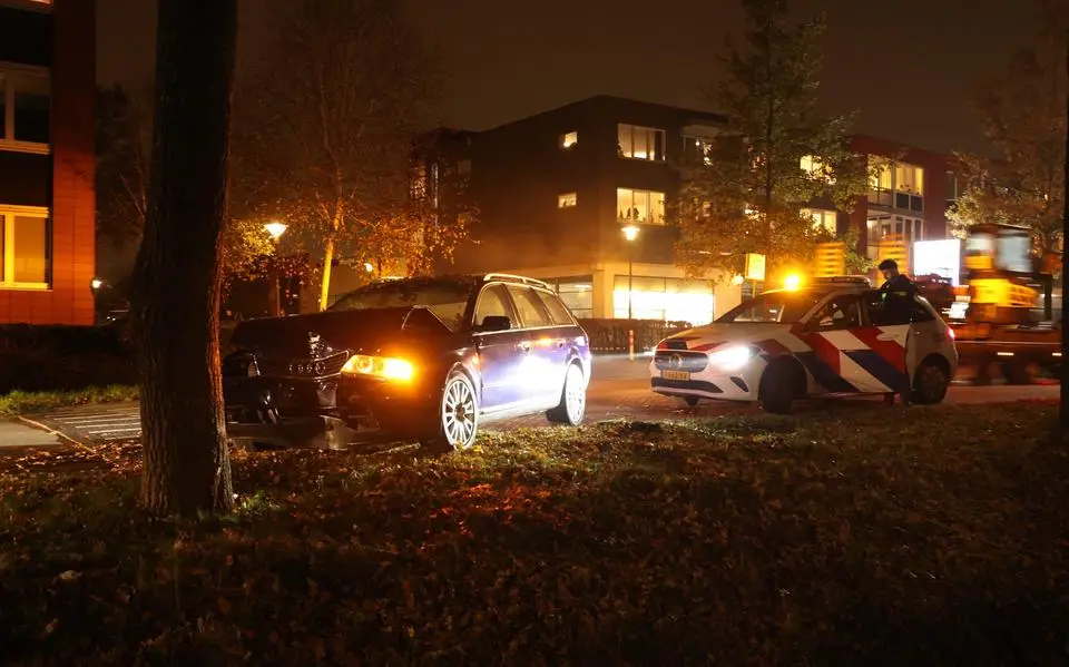 Man (27) uit Ureterp rijdt onder invloed en crasht na achtervolging tegen boom. ‘Heb de strijbijl begraven’