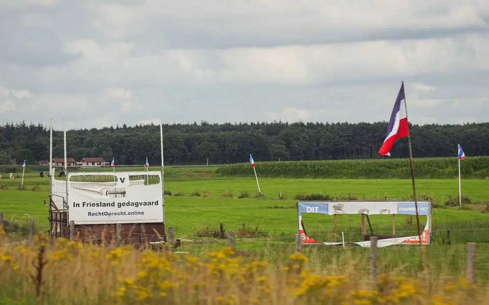 Boer Freddy (49) uit Trimunt is boos over vernielde protestdoeken langs A7. ‘Dit slaat toch nergens op?’