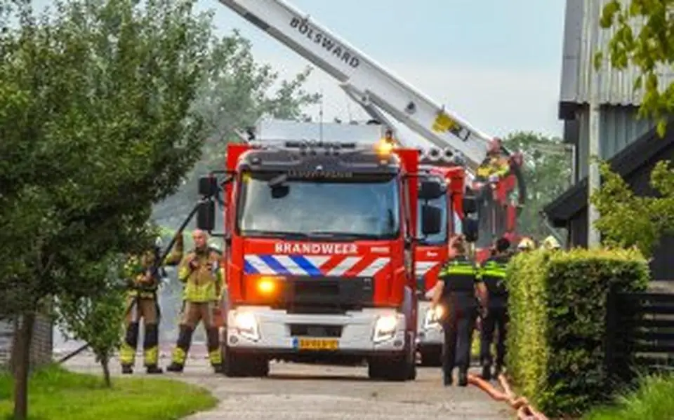 De brandweer van Leeuwarden blust met de hoogwerker van de kazerne uit Bolsward. Hoe zit dat?
