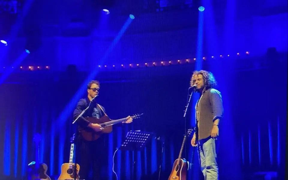 Boaz uit Harlingen (23) belandt naast zijn jeugdheld Amos (48) op het Paradiso-podium
