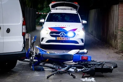 Dramatische afloop van politieachtervolging van crossmotor: jeugdige fietser zwaargewond