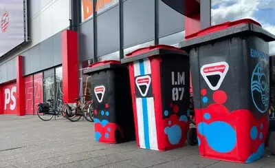 Oude sportkleding van de een is als nieuw voor de ander, inzamelpunt tijdens PSV Fandag