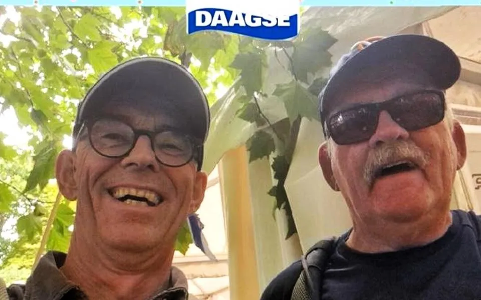 Plots kwam er een kink in de kabel, maar timmermaten Jappie (65) en Age (64) uit Oudemirdum schieten toch uit de startblokken voor hun Nijmeegse missie
