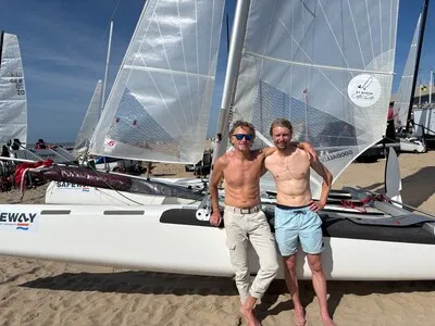Na genieten van ‘vrijheid in zijn puurste vorm’ duikt papa Karel Begemann weer op bij WK catamaranvaren
