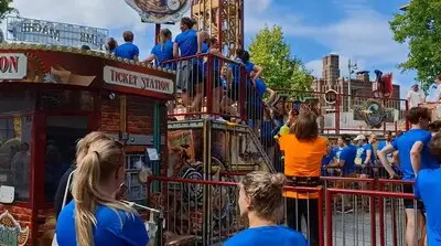 Attracties, bier, churros en medailles: waarom de Kermisrun in Tilburg ieder jaar meer deelnemers trekt