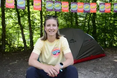 Deze drie fans staan vrijdag langs de weg bij de Tour, en ze weten uit ervaring hoe zwaar de Col du Granier is