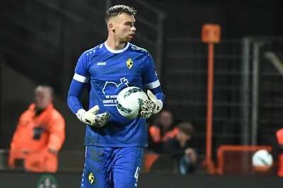 PSV-keeper Peersman verlaat trainingskamp van beloften en op weg naar transfer