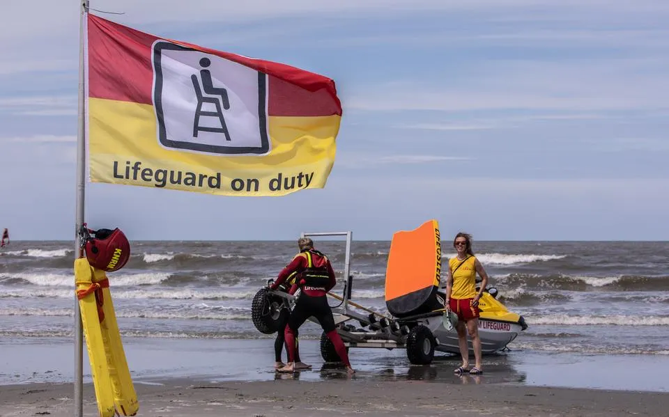 Strandbewaking met nieuwe vlaggen van start op Friese eilanden. ‘Moest duidelijker’