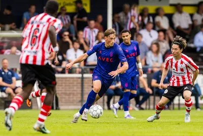 Talentvolle aanvaller (18) bonkt met prachtgoal op de Willem II-deur: ‘Meerveld-achtig? Snap ik wel’