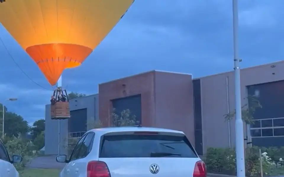 Luchtballon landt midden in Akkrum. ‘Drukte om niks’