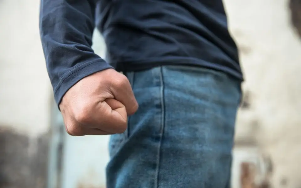 Man (23) uit Leeuwarden krijgt 40 uur werkstraf voor inrijden op schoolbeveiliger
