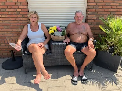 In de hitte van 35 graden blijven in deze Tilburgse buurt trouw aan het straatle­ven: ‘Dat is onze cultuur’