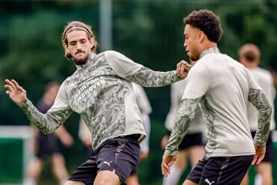 Heet van de Herdgang | ‘Bij PSV is de zomercollectie binnen en wat gebeurt er verder nog?’