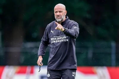 Peter Bosz geniet van de talenten van PSV: ‘Er zitten nu echt jongens bij waar we toekomst in zien voor PSV 1’