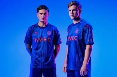 Het nieuwe uitshirt van Willem II is ‘midnight blue met felrode accenten’ (en het clublogo ook)
