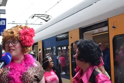 250 dragqueens en een blaasorkest: NS vervoert je in stijl op Roze Maandag