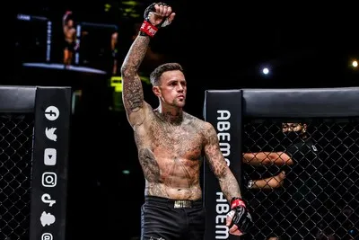Nieky Holzken maakt droomavond in Helmond compleet en wint ook bokspartij in zijn eigen stad