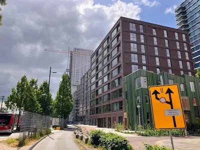 Bewoners van nieuw wooncomplex betalen 140 euro per maand om te parkeren, maar als PSV speelt kunnen ze garage niet in