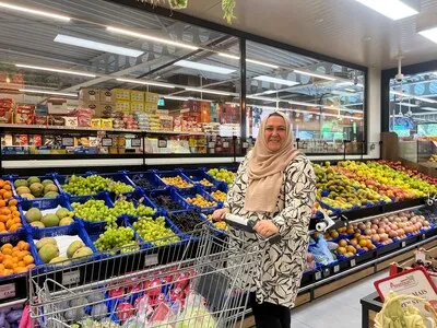 Nilgün laat zich met dochter inspireren door sociale media: ‘Vandaag doen we boodschappen voor de Dubai-reep’