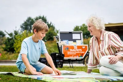 Wilma trekt met de taalfiets de wijk in: ‘Och juffrouw, ik vond het zo leuk’