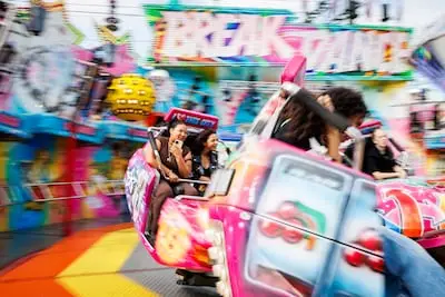 Demi en Abigail hebben binnen een paar minuten prijs na gemoedelij­ke opening Tilburgse Kermis: ‘Als ik iets zie wat ik wil, dan pak ik ’m ook’