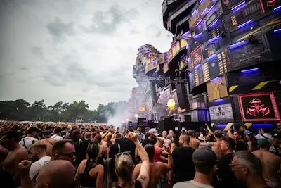 Groot, groter, grootst! Ook Dominator overdondert publiek met muziek én spectaculaire podia