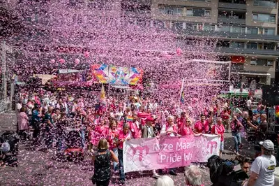 LIVE Roze Maandag | Dragqueens zetten Stadhuisstraat op zijn kop, Henk Krol geniet op balkon waar ‘Roze Maandag is ontstaan’